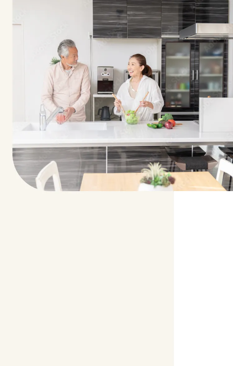 キッチンで料理をする夫婦